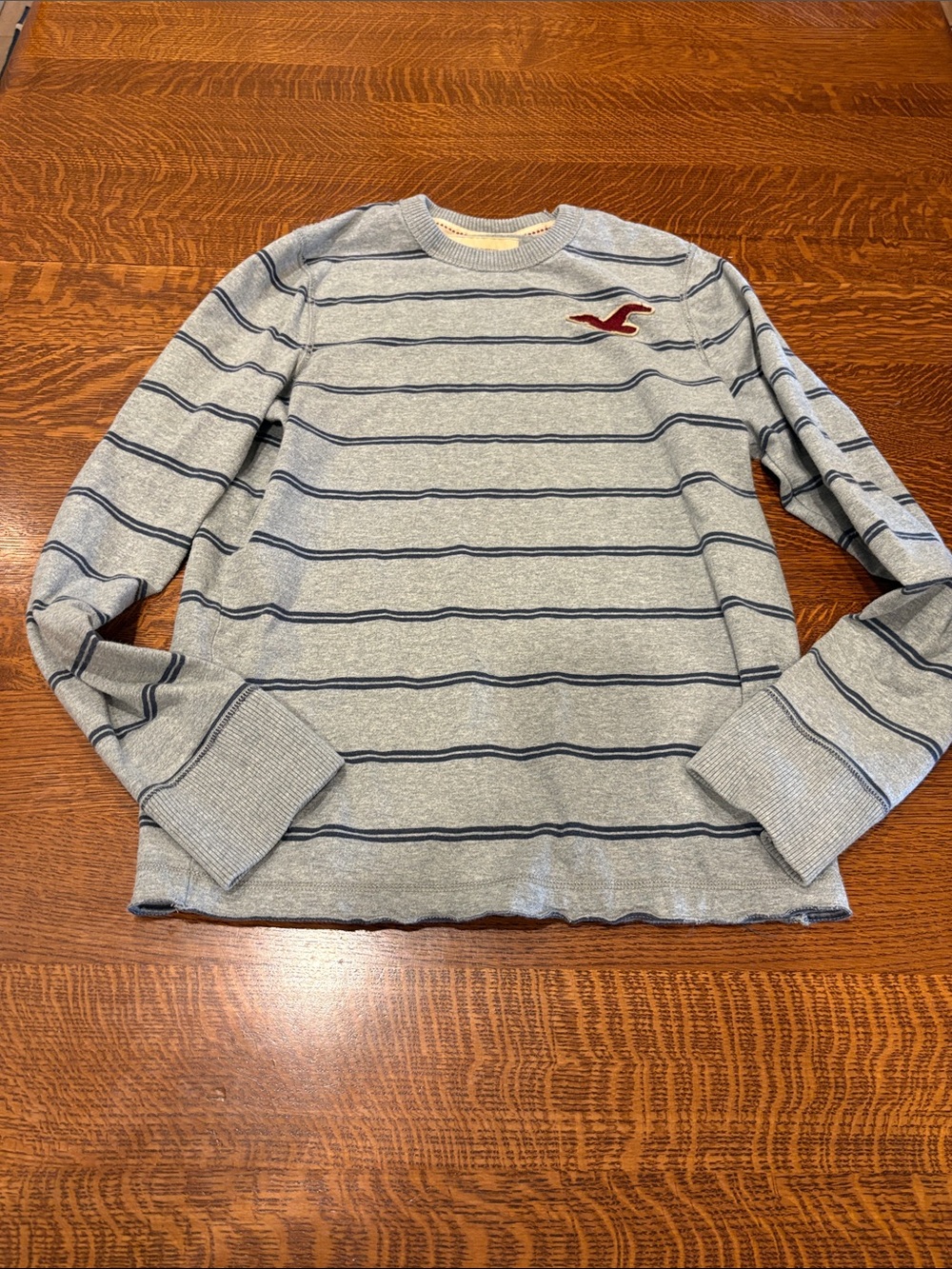 Hollister Light Gray Striped Crewneck long sleeve t-shirt with Navy Stripes.